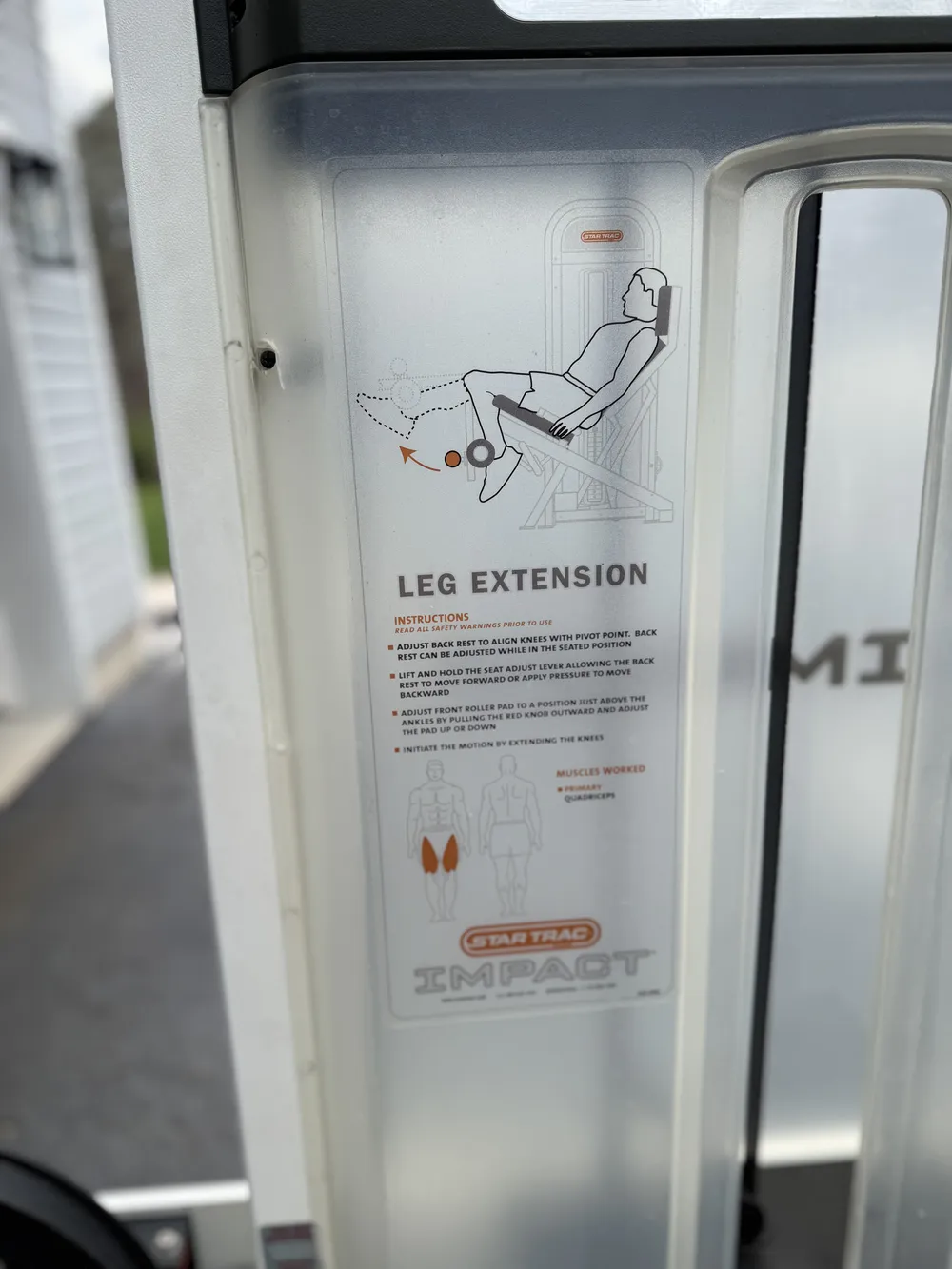 Star Trac Impact Center Driven Leg Extension thumbnail 2