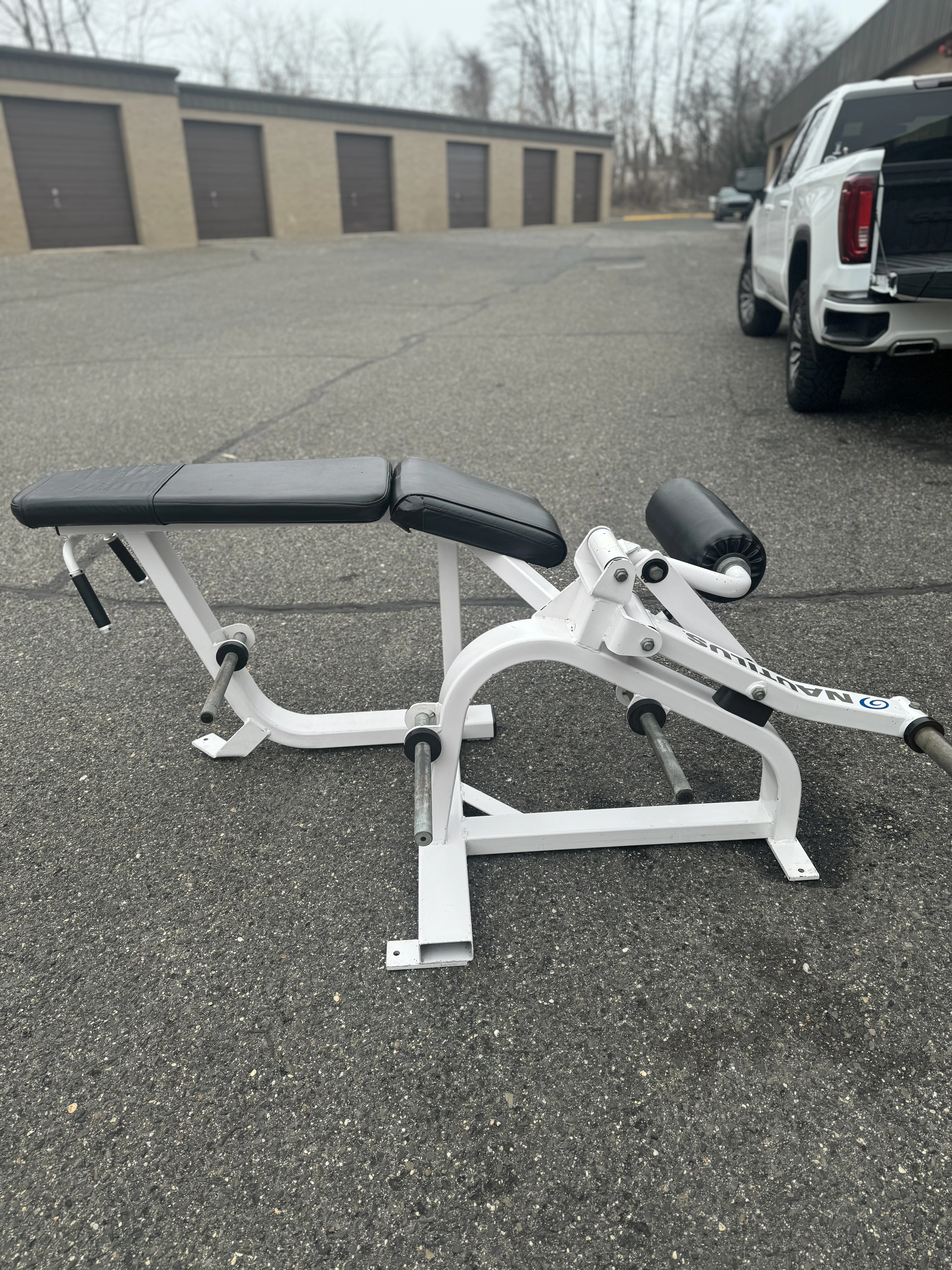 Nautilus XPLOAD Leg Curl thumbnail 4