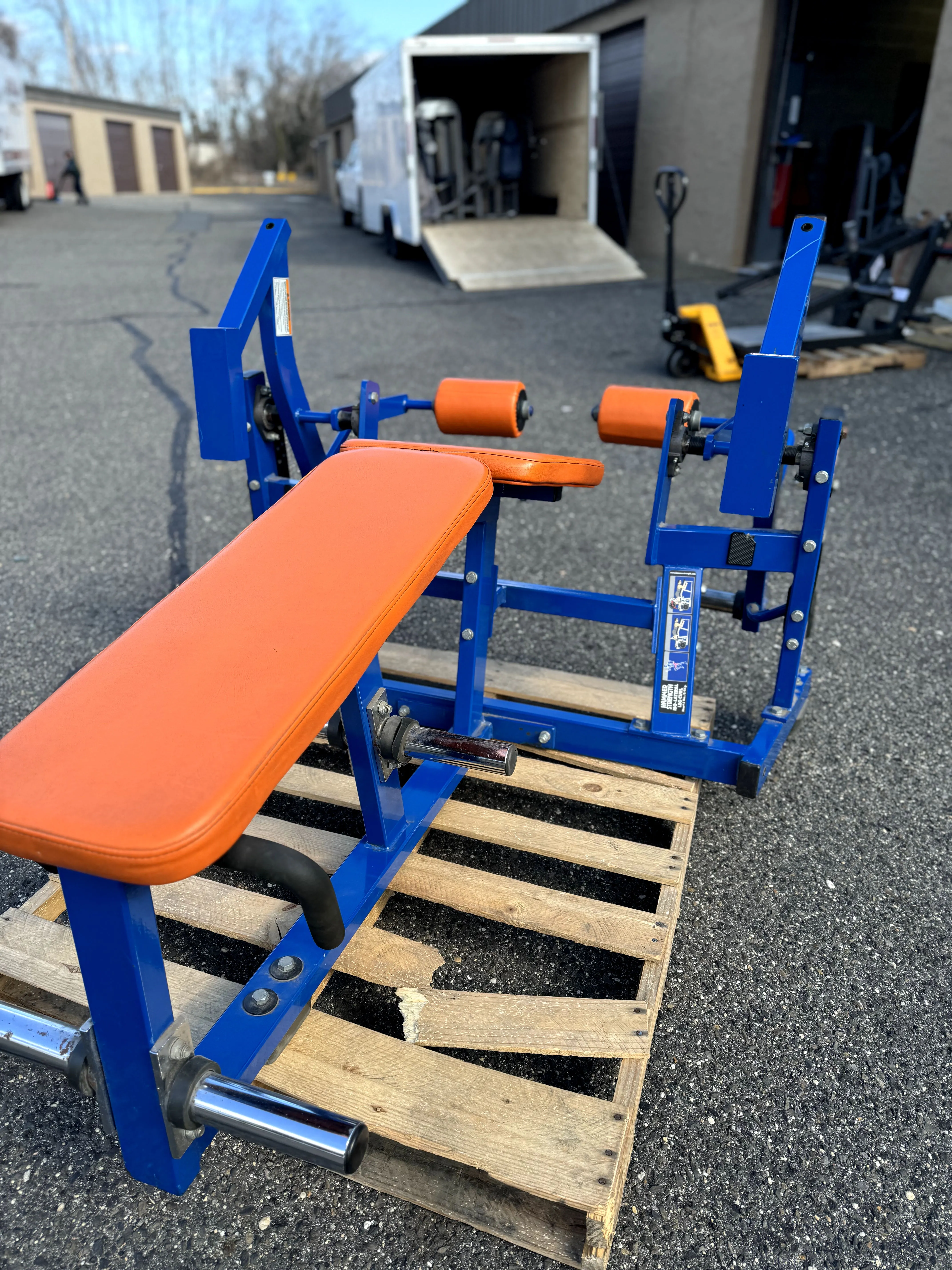 Hammer Strength Billateral Hamstring Curl thumbnail 2